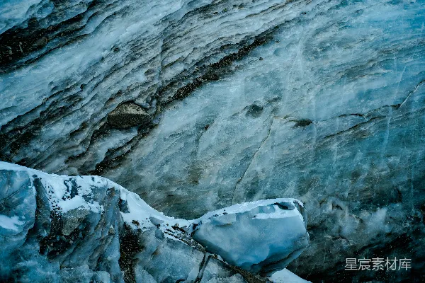 一个男人正在雪覆盖的山壁上攀爬。