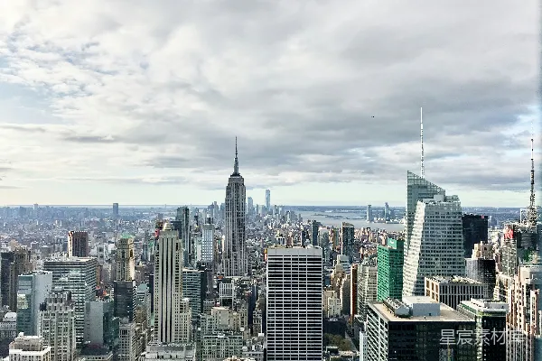 白天城市 skyline 下方 白色云层