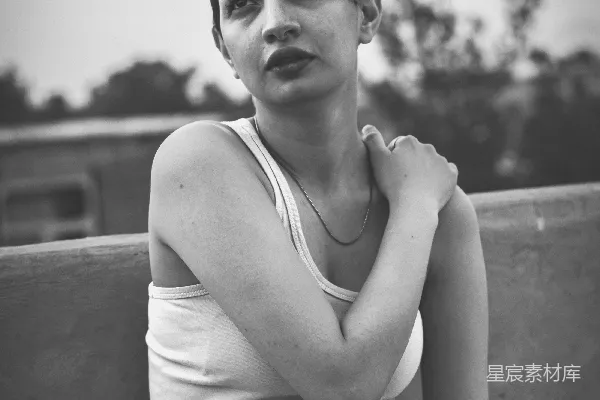 高清摄影 一个女人摆姿势拍照