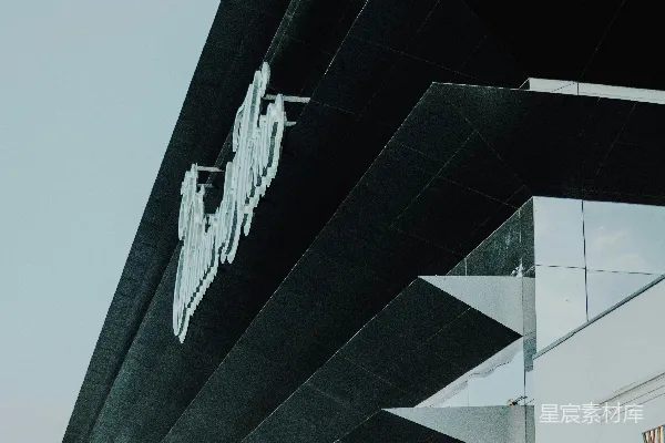 银色的轿车停在建筑物旁边。