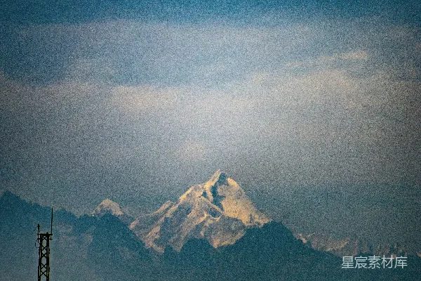 山顶覆雪的山峰