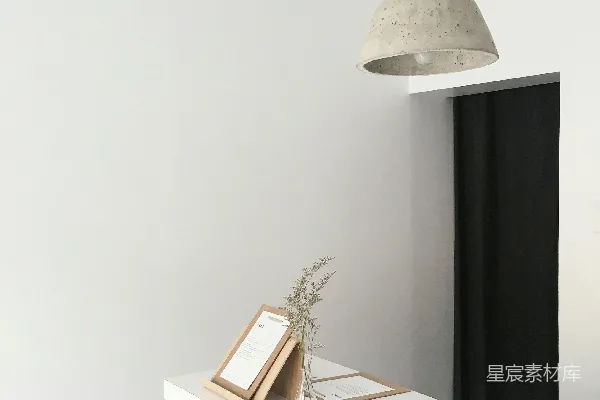 白色和棕色木制桌面靠近白色墙壁