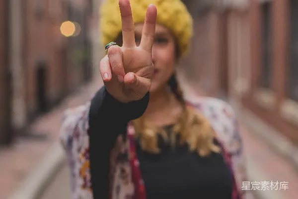 白底花图案连衣裙的女人手持黄色球