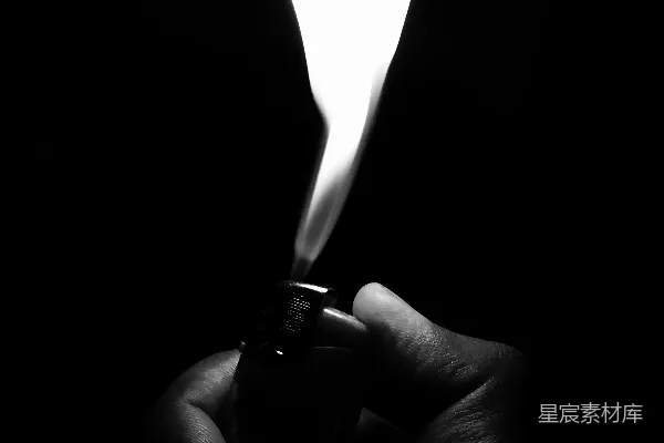高清摄影 手里拿着打火机的人