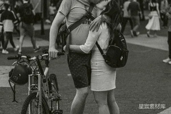 高清摄影 黑白照片中的男人和女人在接吻。