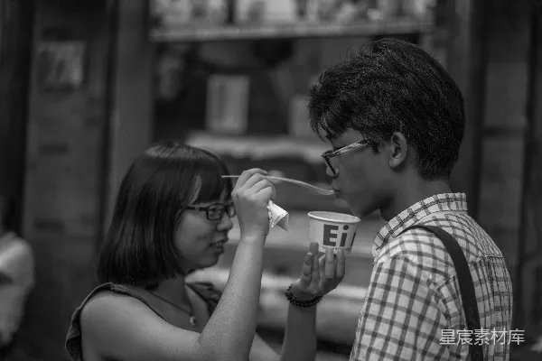 高清摄影 灰度摄影中，女人为男人端菜。