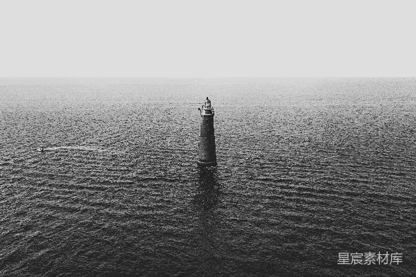 高清摄影 灰色混凝土灯塔被海水包围