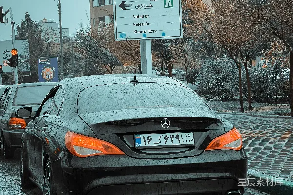 路边停着一辆车