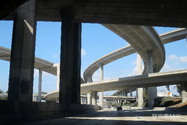 一辆车在桥下的高速公路上行驶