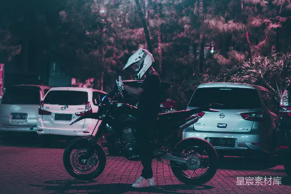 一个坐在摩托车上的人在停车场里