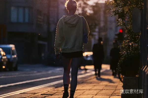 一个行人走在人行道上