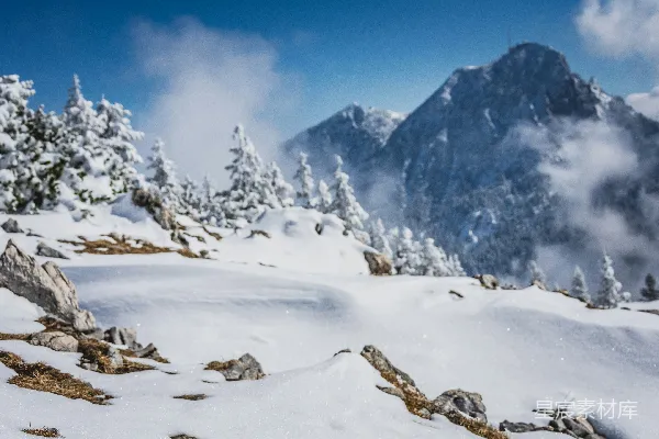 白天雪覆盖的山顶蓝天中