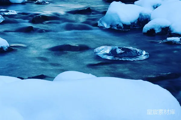 水中的冰山群