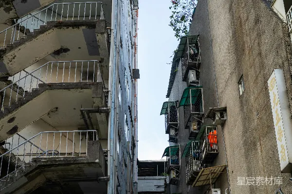 建筑物彼此紧挨着，外面有楼梯。