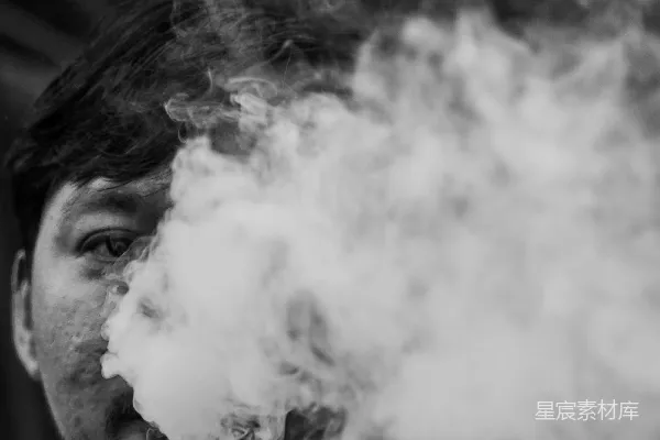 高清摄影 一个男人在黑白照片中抽着香烟