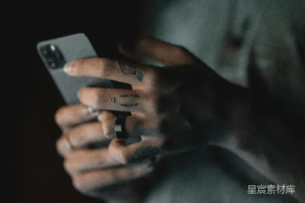 手持银色iPhone 6的人