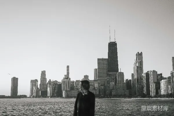 高清摄影 一个男人站在一大片水域前