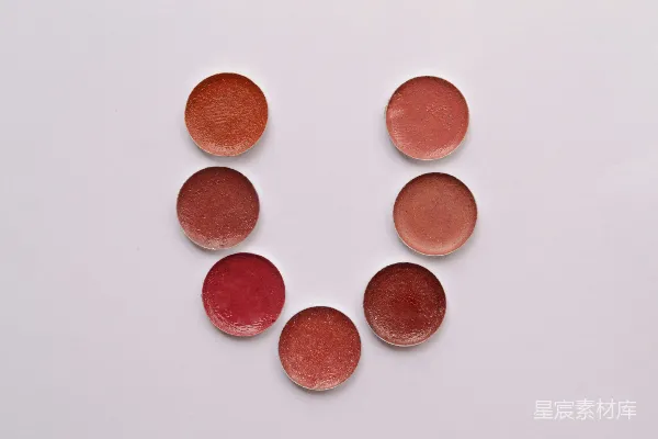六块棕色圆形石头放在白色表面上