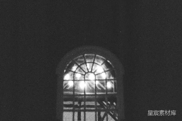 高清摄影 夜晚灯火通明的拱形窗户。