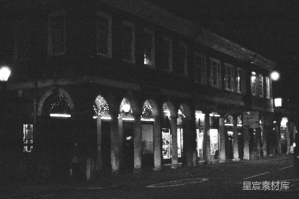 高清摄影 带有拱形店面的建筑在夜间