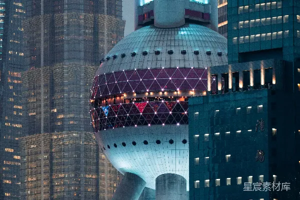 城市中心的一座高大建筑