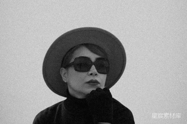 高清摄影 戴着帽子和太阳镜的女人坐在岩石上