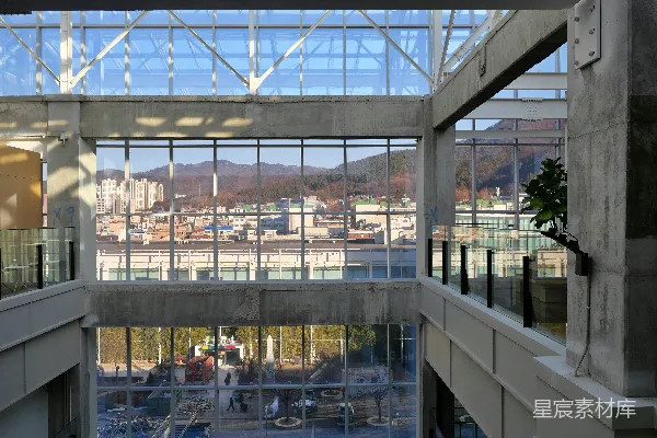 从建筑内部看的城市景观