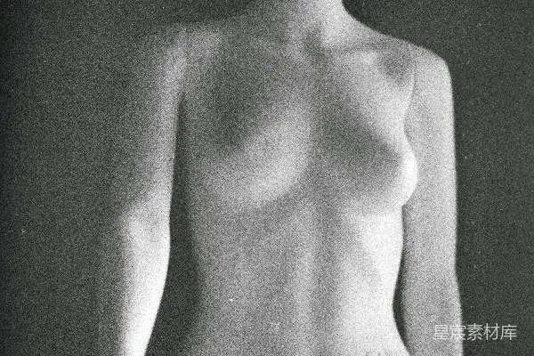 高清摄影 一张黑白照片中的女性模特人体模型