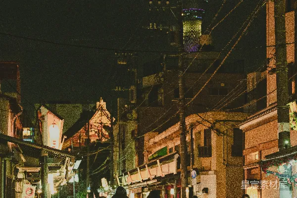 一群人在夜晚走在街上