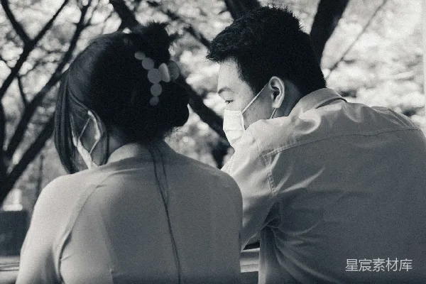 高清摄影 一对男女在接吻。