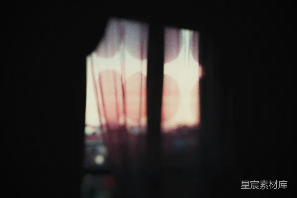 一幅窗帘的模糊照片
