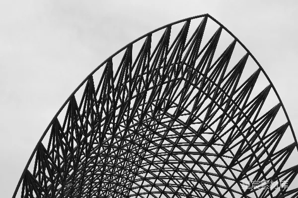 高清摄影 白天灰白色的天空下，有一座金属建筑物。
