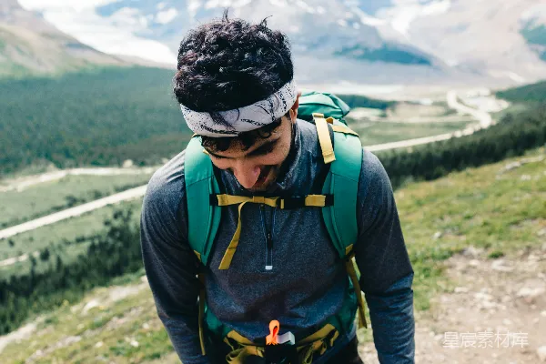 徒步者在美丽的冰川背景下游览高山。