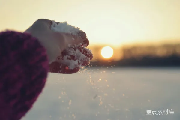 手持雪景背景日落