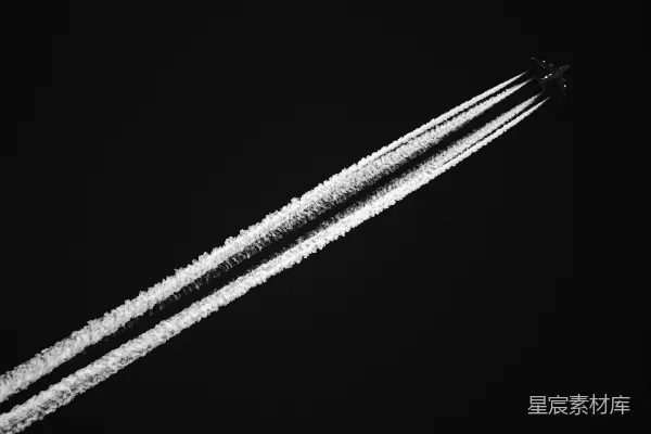 高清摄影 两架飞机在空中一起飞行。