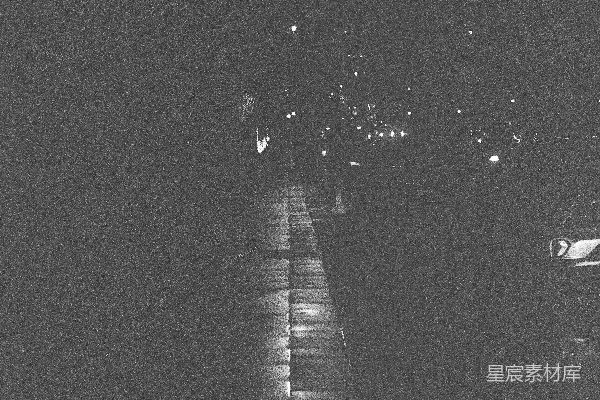 高清摄影 夜晚一条昏暗的街道，旁边有人行道。