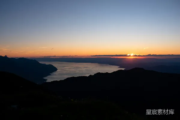 山顶上，太阳正从水面上缓缓沉落。