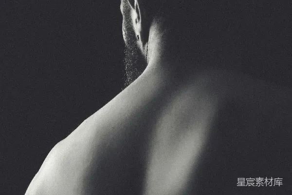 高清摄影 赤裸上身的男人看着他的左侧