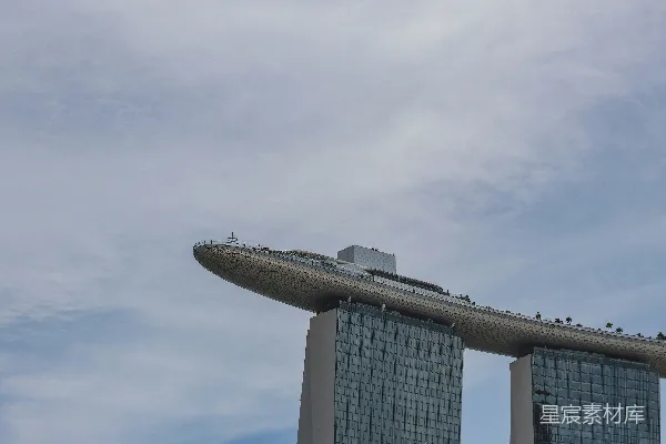 一座矗立在天空背景中的高大建筑