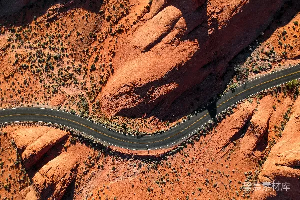 高清摄影 岩山附近的混凝土道路航拍照片