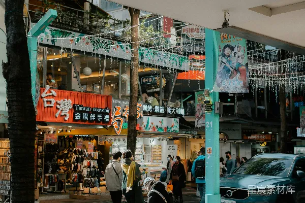 一个男人坐在商店前面的长椅上。