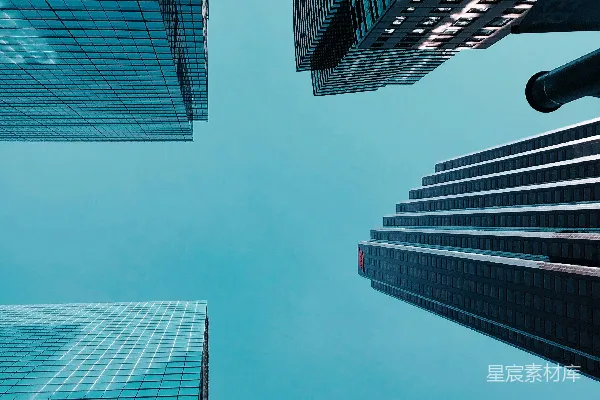 低角度拍摄四栋灰色混凝土建筑