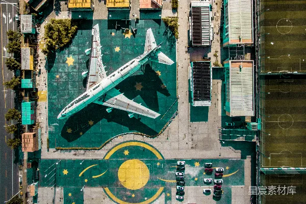 高清摄影 机场的空中俯瞰图，白色飞机停在跑道上。