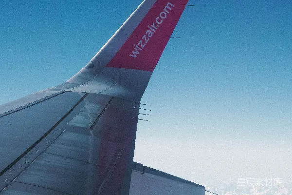 高清摄影 一架易捷航空的飞机在空中翱翔。