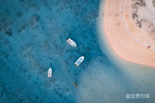 高清摄影 停靠在岛附近的船只的空中摄影