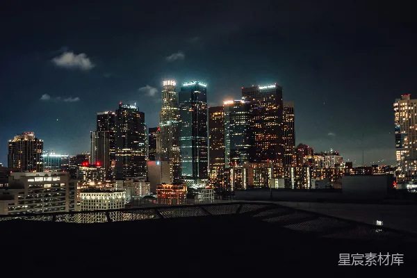 城市夜景在暗淡的前景上灯火辉煌。