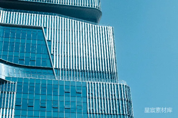 现代摩天大楼玻璃外墙对着蔚蓝的天空
