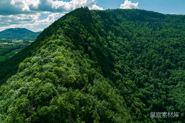 高清摄影 一座高大的绿色山峰