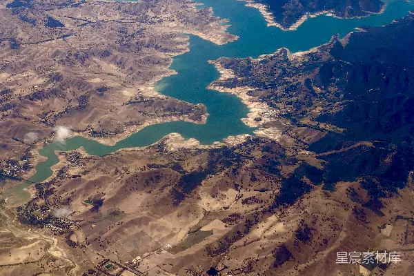 高清摄影 湖泊和山脉的空中俯瞰图