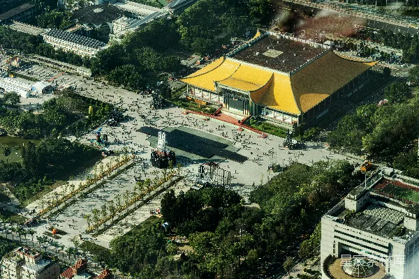 高清摄影 一座黄色屋顶的建筑的俯瞰图